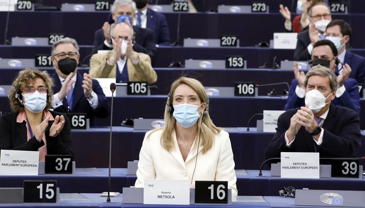  Roberta Metsola siede nel Parlamento Europeo.