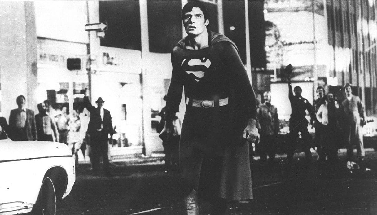 Un uomo in costume con sopra la parola superman