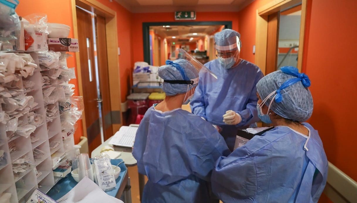 Personale ospedaliero in una terapia intensiva.