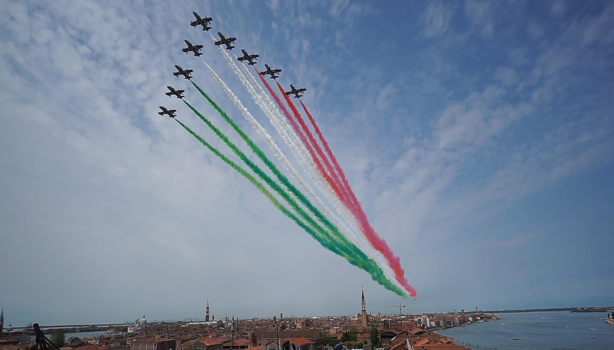 Venezia, Frecce Tricolori sorvolano la città: abitanti allarmati, chiamate  ai Carabinieri. Cosa succede