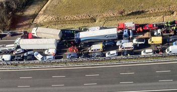 Incidente sulla A26, studentessa bloccata in autostrada si laurea su Teams