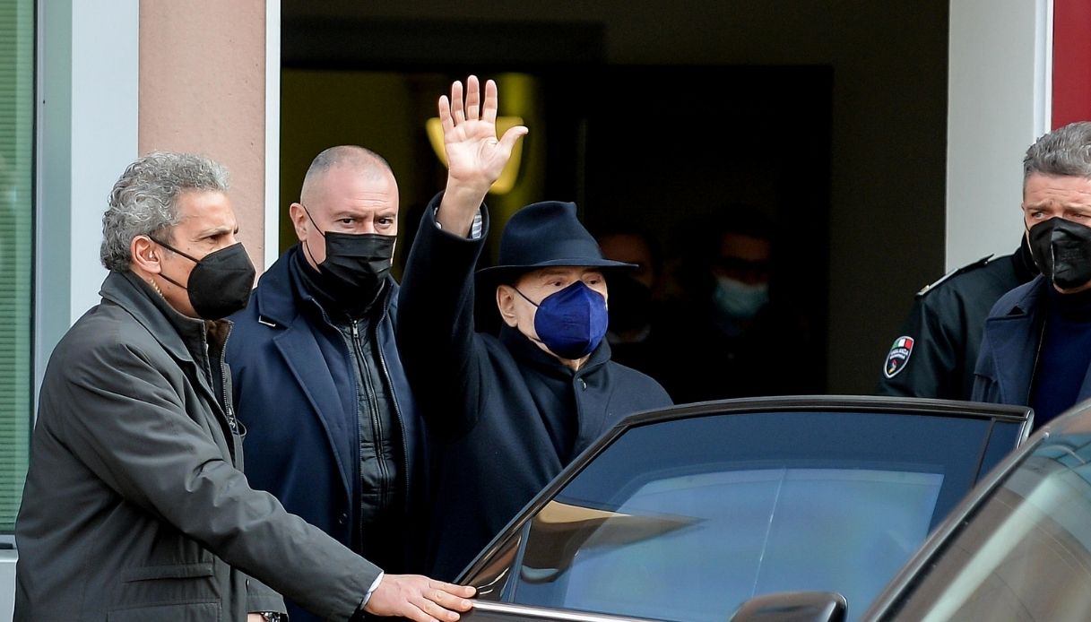 Silvio Berlusconi, nuova visita al San Raffaele: ieri le dimissioni, oggi altri controlli dopo l'infezione