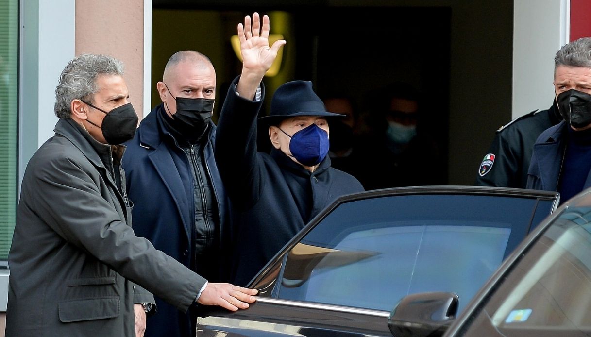 Berlusconi assente in Tribunale ma presente allo stadio, è polemica: replica l'avvocato. Come sta l'ex premier