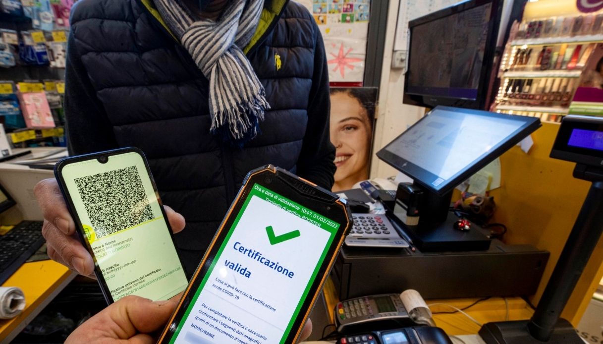 Green pass clonato, occhio alla truffa: allarme della Polizia. Cosa sta succedendo, i rischi e cosa fare