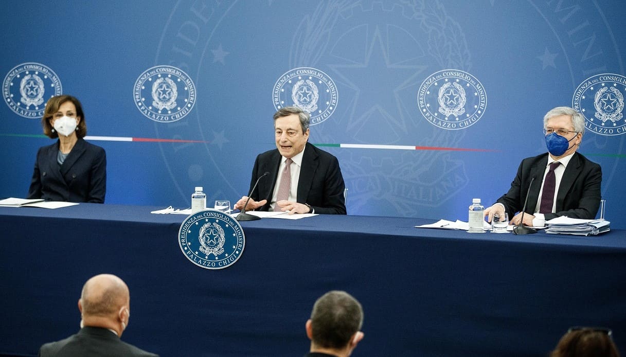 Mario Draghi, Marta Cartabia e Daniele Franco in conferenza stampa.