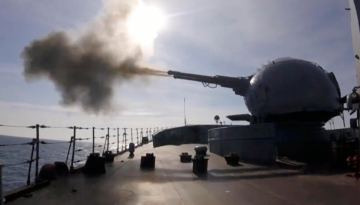 Ucraina, manovre navali davanti alle coste calabresi: incrociatore russo sfida gli Usa
