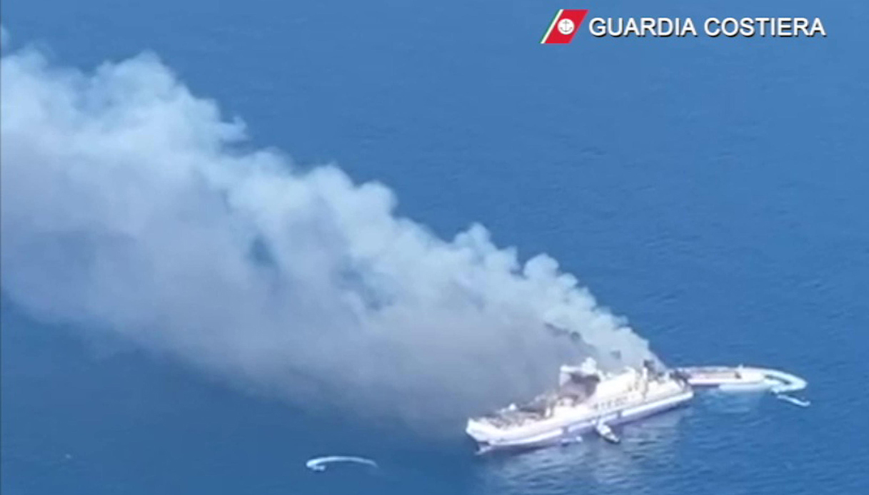 Incendio sulla nave diretta a Brindisi, Grecia: "Ci sono ancora 12 passeggeri in mare", si cercano i dispersi