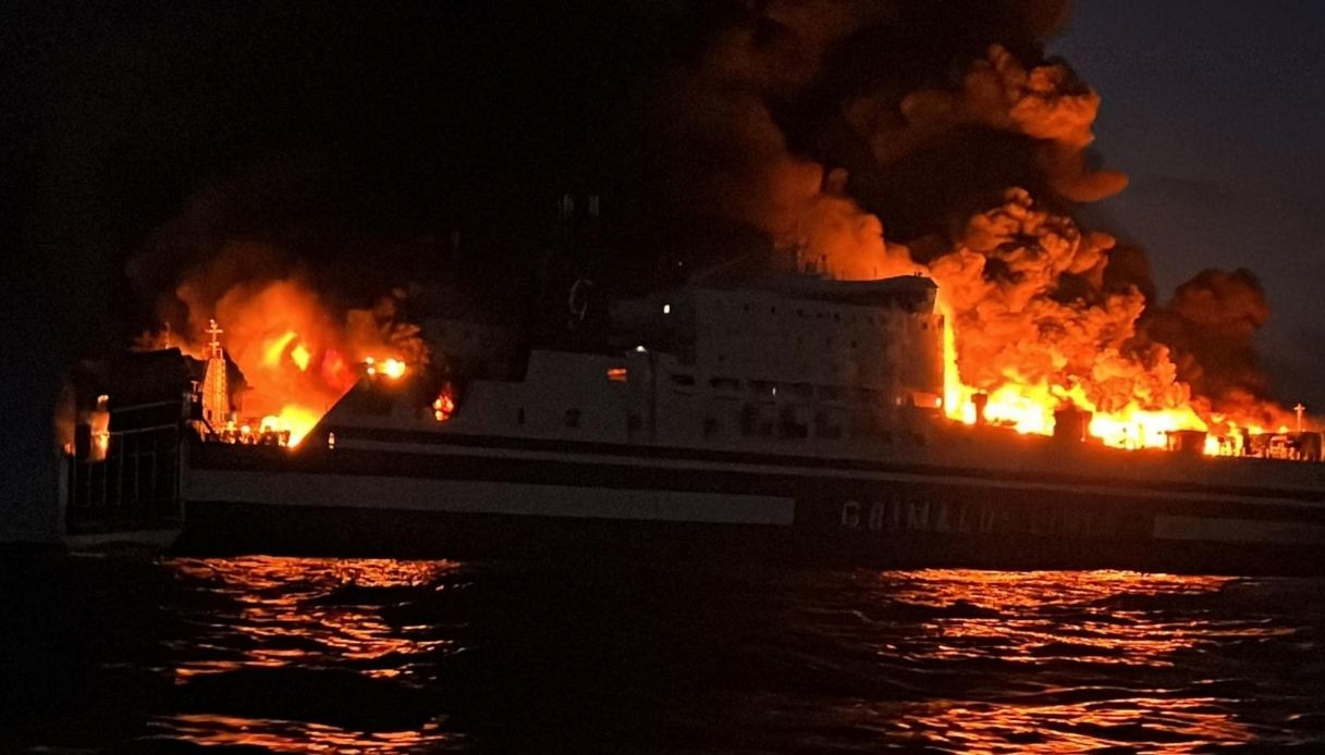 Incendio traghetto, cosa è successo: le immagini delle spaventose fiamme che hanno divorato l'Olympia