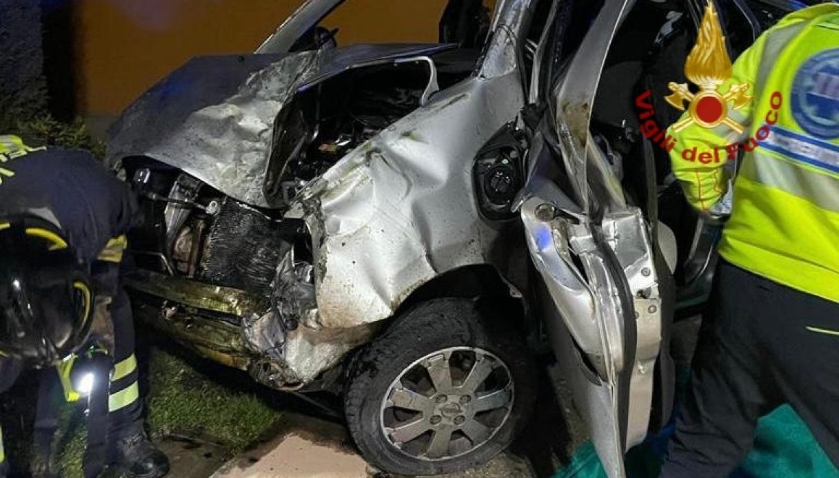 Incidente a Legnaro, minorenne esce fuori strada e si schianta: tragedia nel Padovano