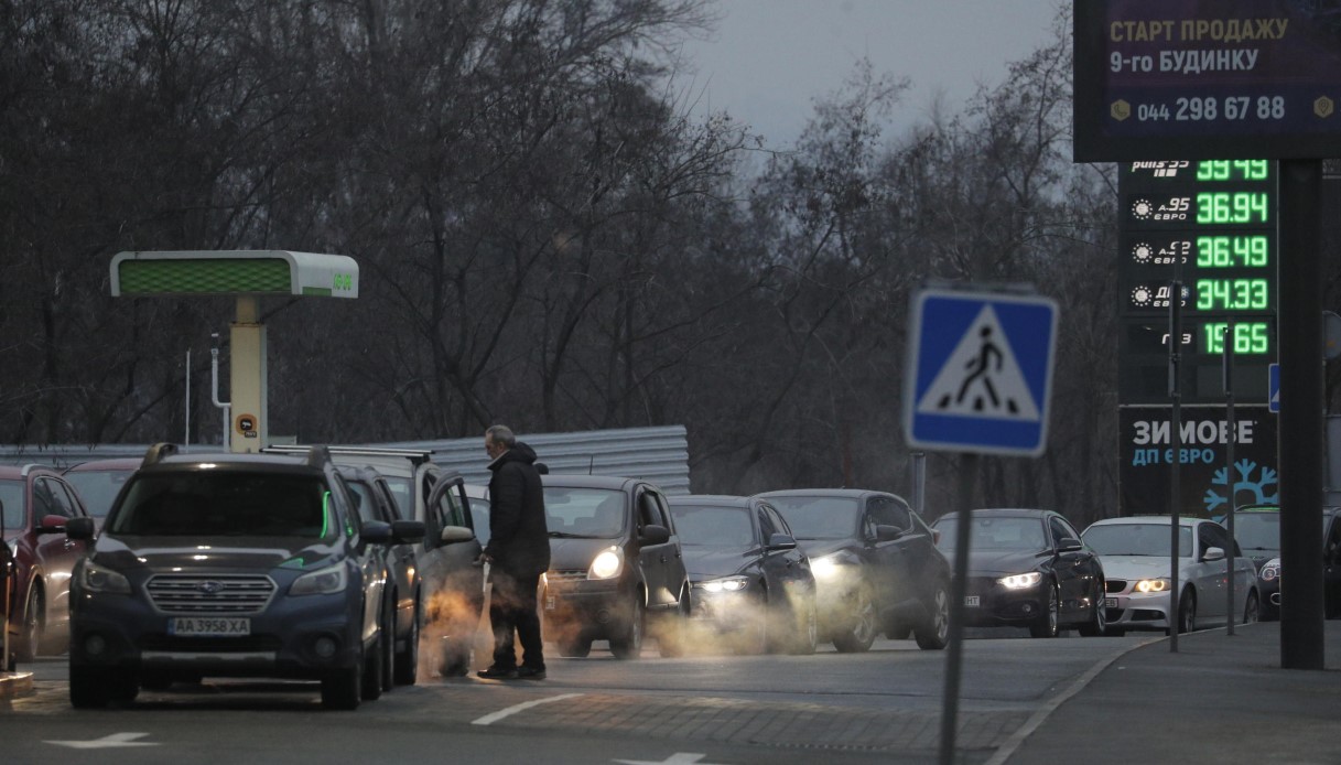 Ucraina, iniziata l'invasione russa. Esplosioni anche a Kiev, le immagini della fuga dalla capitale