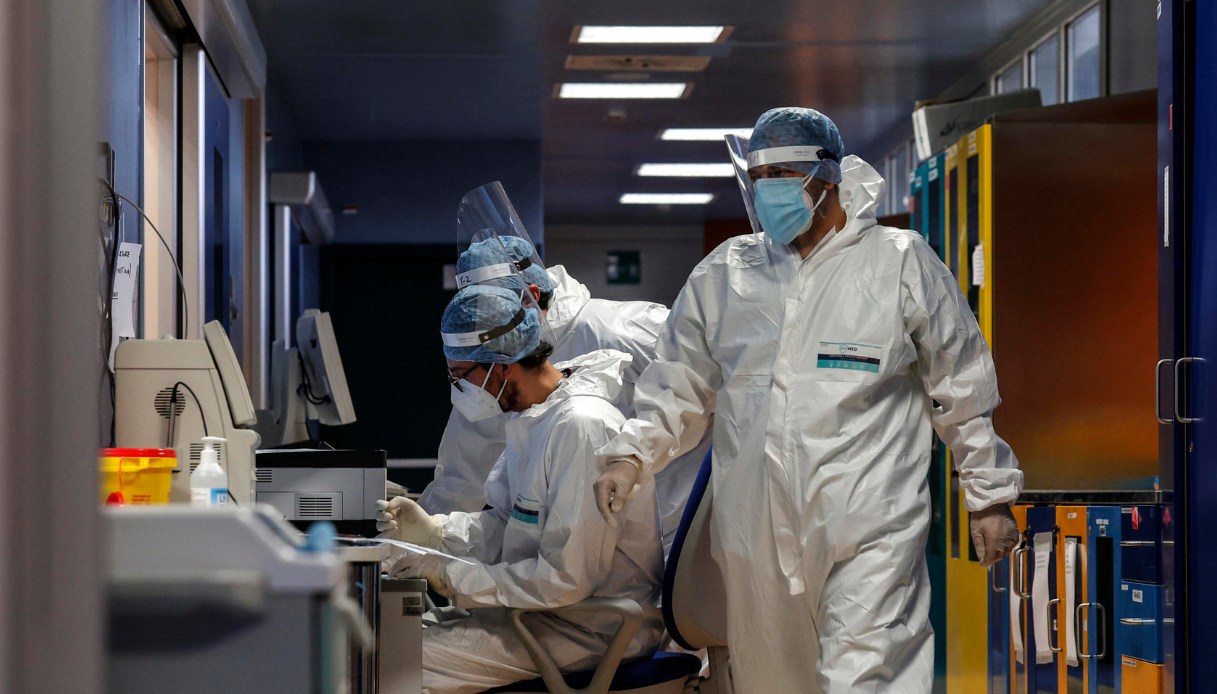 Covid, medici ospedalieri stanchi e rassegnati: l'allarme lanciato da CIMO-FESMED