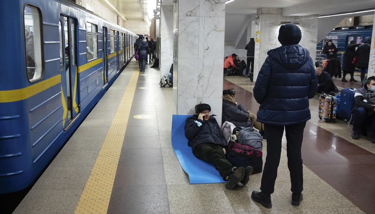 Persone raccolte nella metro di Kiev.