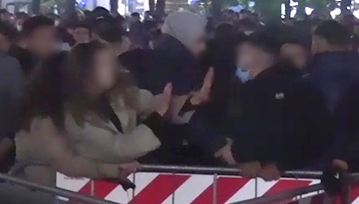 Violenze di Capodanno a Milano, arrestati due minorenni: identificati grazie al riconoscimento facciale