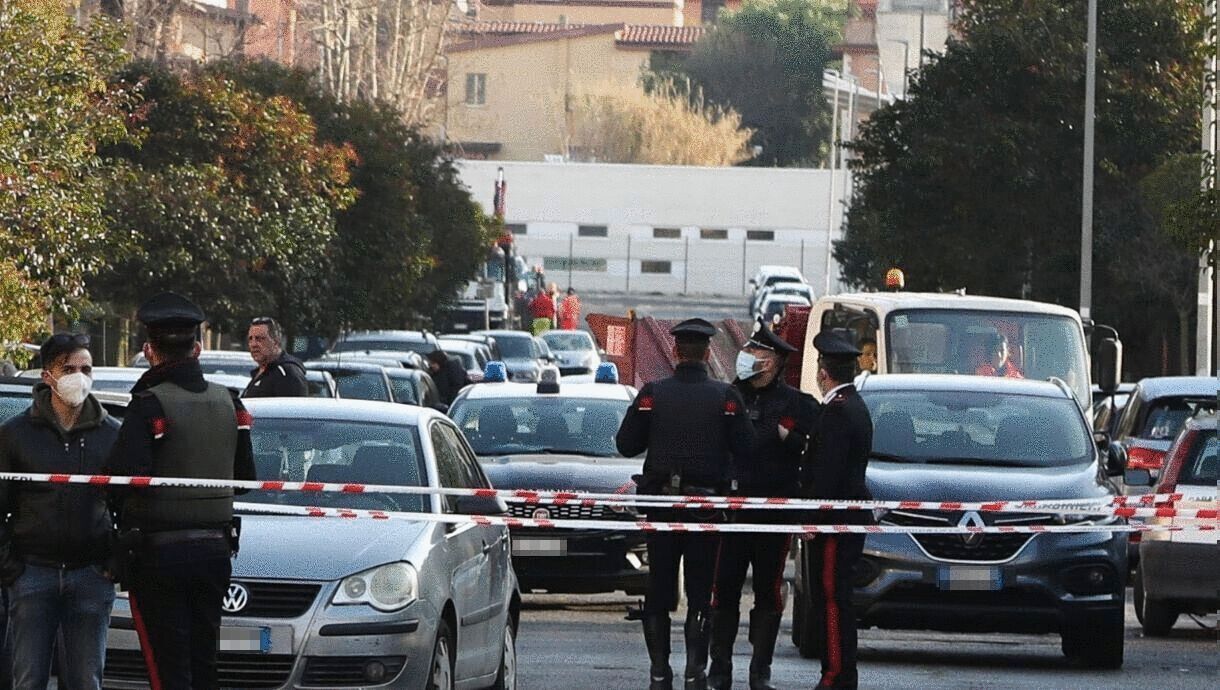 Omicidio Ad Acilia Uomo Ucciso A Colpi Di Pistola Per Strada Vicino Roma I Carabinieri