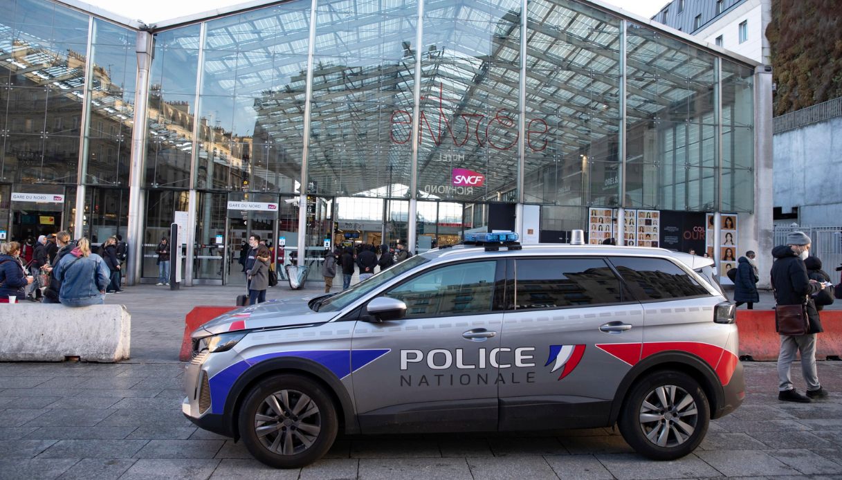 Parigi, minaccia la polizia con un coltello: gli agenti sparano e lo uccidono 