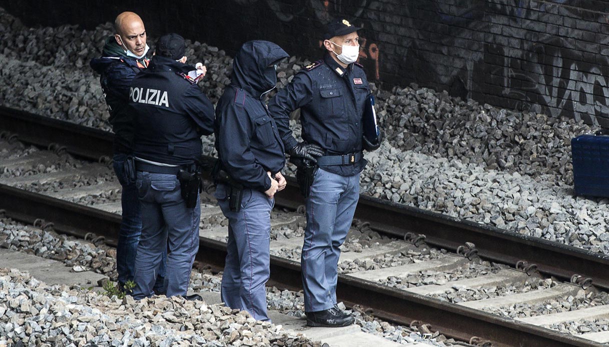 Morto il neonato trascinato dal treno a Pavia, il padre è accusato di omicidio colposo: cosa è successo