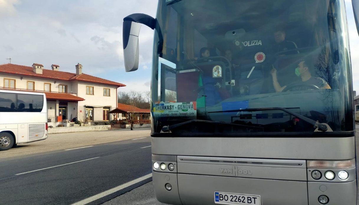 Guerra in Ucraina, profughi in fuga: arrivato a Trieste il primo bus con 50 ucraini a bordo