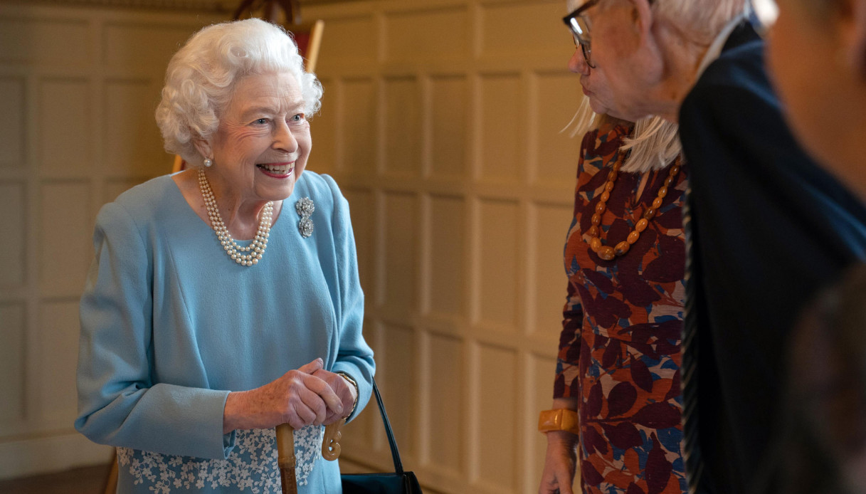 Regina Elisabetta positiva al Covid, l'annuncio di Buckingham Palace: le sue condizioni