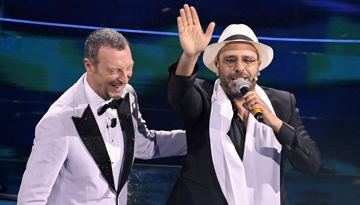 Ascolti Tv Sanremo, dati Auditel e share: seconda serata super, Amadeus batte flessione e migliora se stesso
