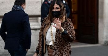 Daniela Santanchè: "A Cortina manca l'aeroporto, è un calvario arrivare". Le sue parole scatenano i social