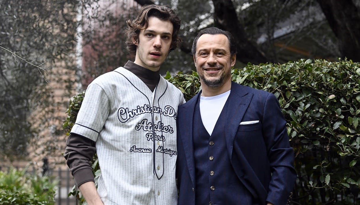 Stefano Accorsi con Matteo Oscar Giuggioli, che interpretano il giudice Vittorio e suo figlio Matteo.