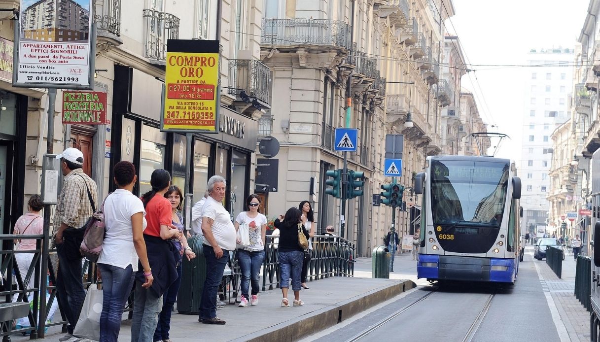 Torino, tram in panne in mezzo alla strada: i passeggeri lo spingono a mano e lo fanno ripartire