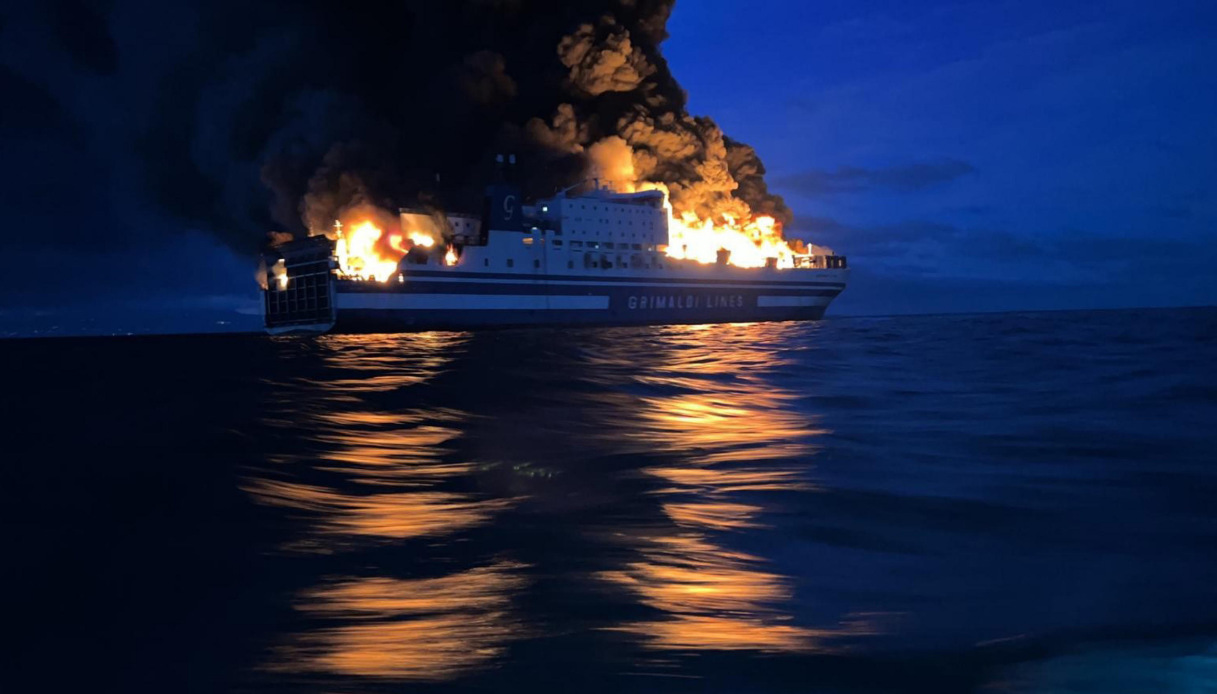 Incendio sul traghetto Grimaldi dalla Grecia per Brindisi, passeggeri messi in salvo: le immagini dei soccorsi