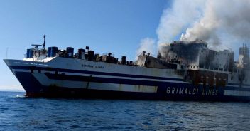 Trovato vivo uno dei dispersi del traghetto Italia-Grecia, superstite avvistato due giorni dopo l'incendio