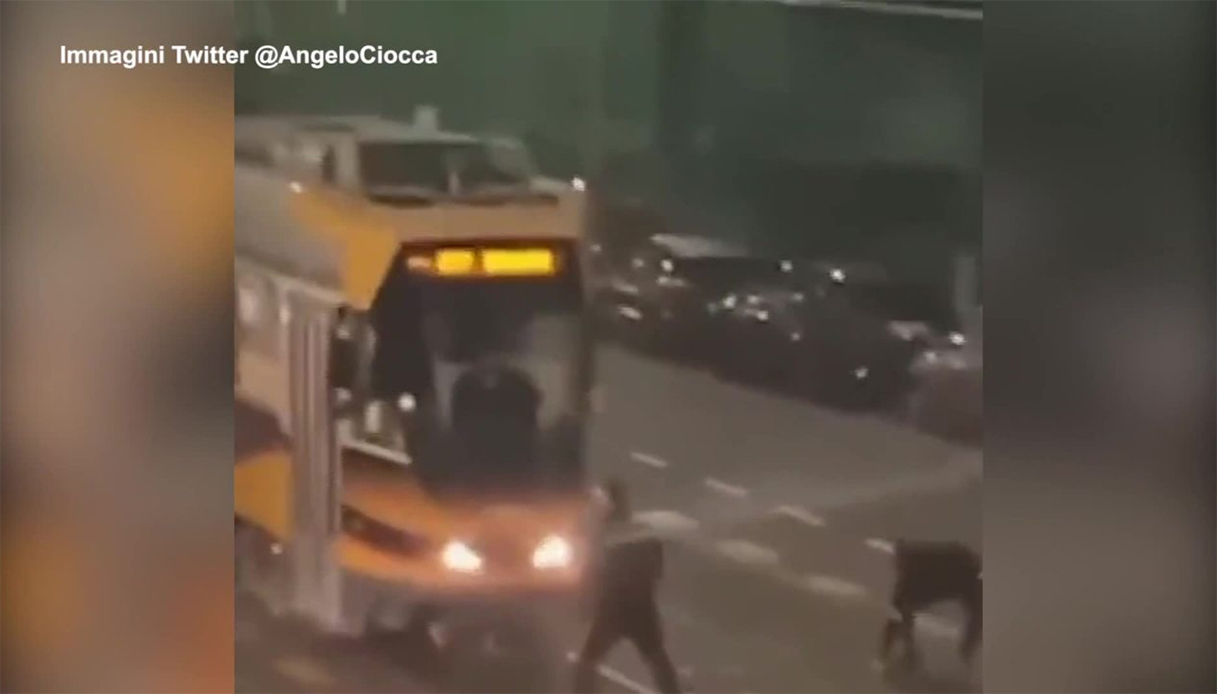 Baby gang assalta un tram a Milano: flessioni sui binari, lancio di bottiglie e sputi. Il video