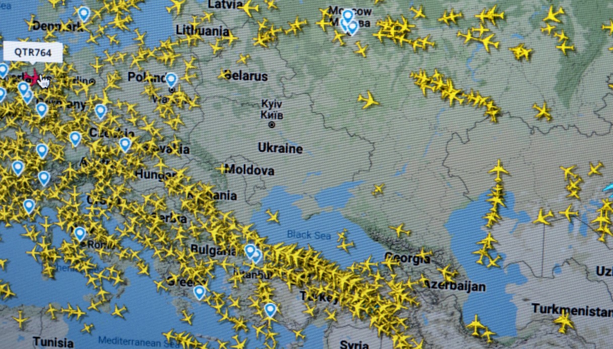 Guerra in Ucraina, chiuso lo spazio aereo ai voli civili. Rischio abbattimento, cieli vuoti su Kiev