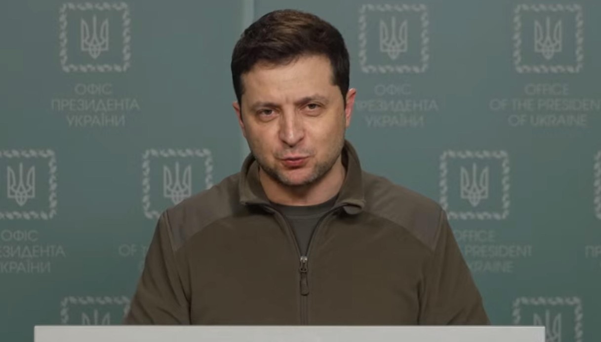 Guerra in Ucraina, Zelensky invita alla resistenza e lancia un appello: "Non credete alle fake news"