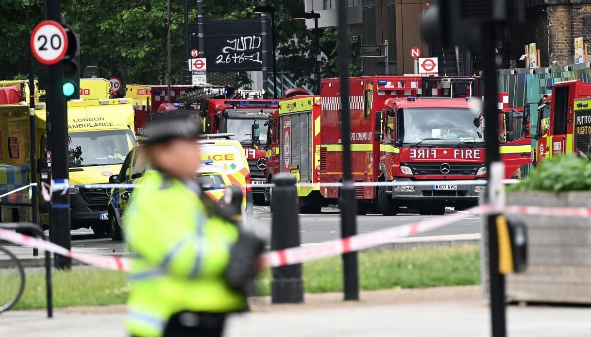 Incendio a Londra, a fuoco un grattacielo: paura ad Aldgate, "enormi pannelli di vetro cadono al suolo"