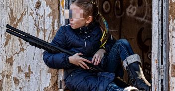 Bambina ucraina con il lecca lecca e il fucile: la foto diventa virale. La sua storia