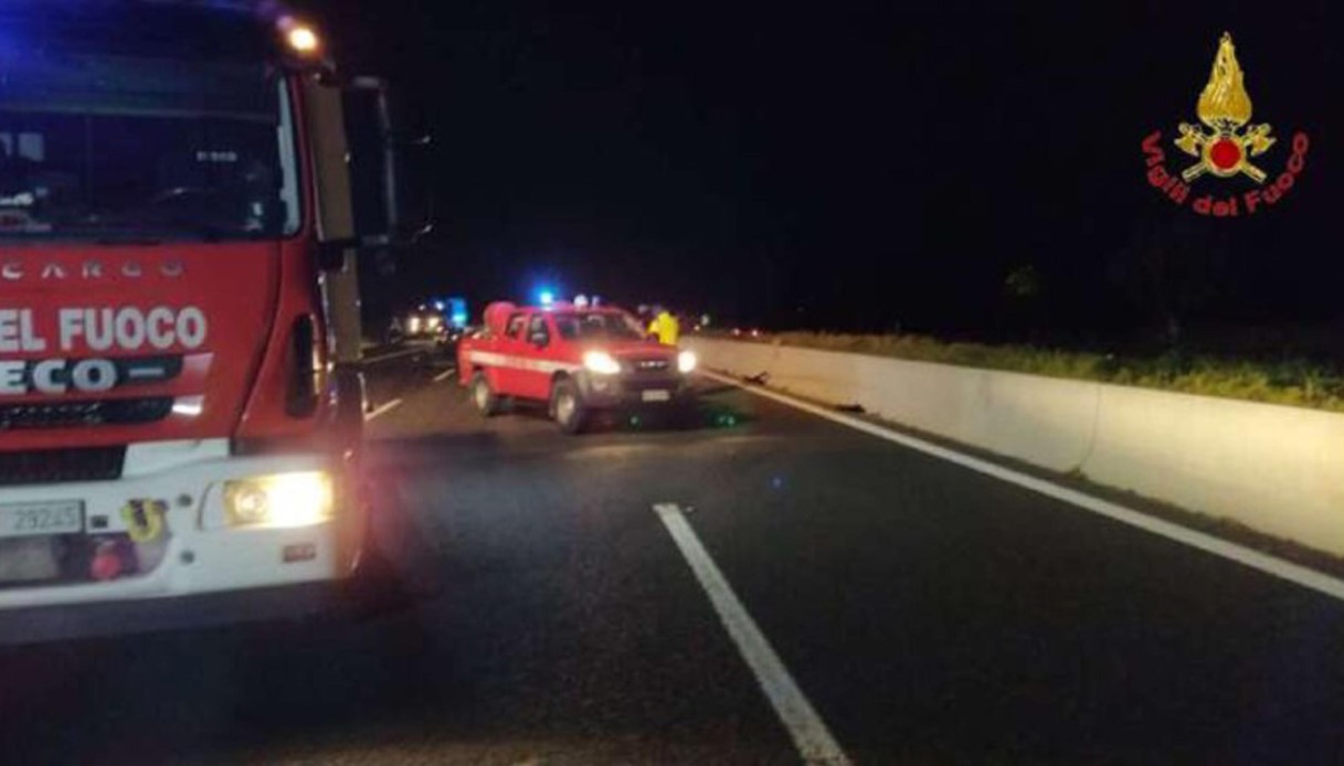 Incidente mortale sulla A1, auto imbocca l'autostrada contromano: tre morti e un ferito grave