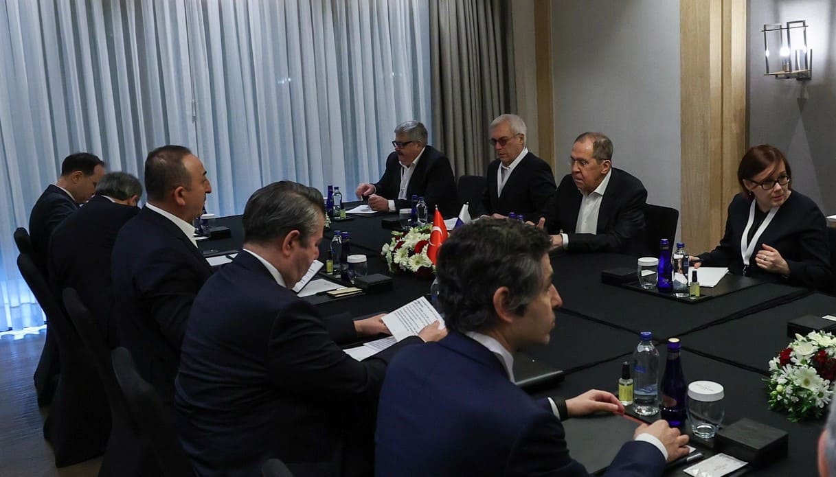 Il ministro turco Cavusoglu e il russo Lavrov