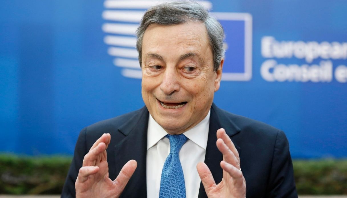 Tensione nel governo, Draghi sale al Colle: incontro a vuoto con Conte, scontro sulle spese militari
