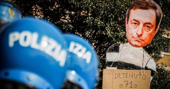Mario Draghi contestato, urla e insulti al presidente del Consiglio: a Napoli scoppia il caos