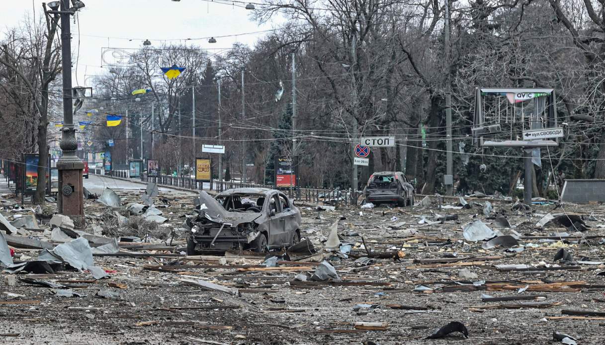 Kharkiv, bombe sui civili: missile cruise fa esplodere piazza della Libertà. Il video