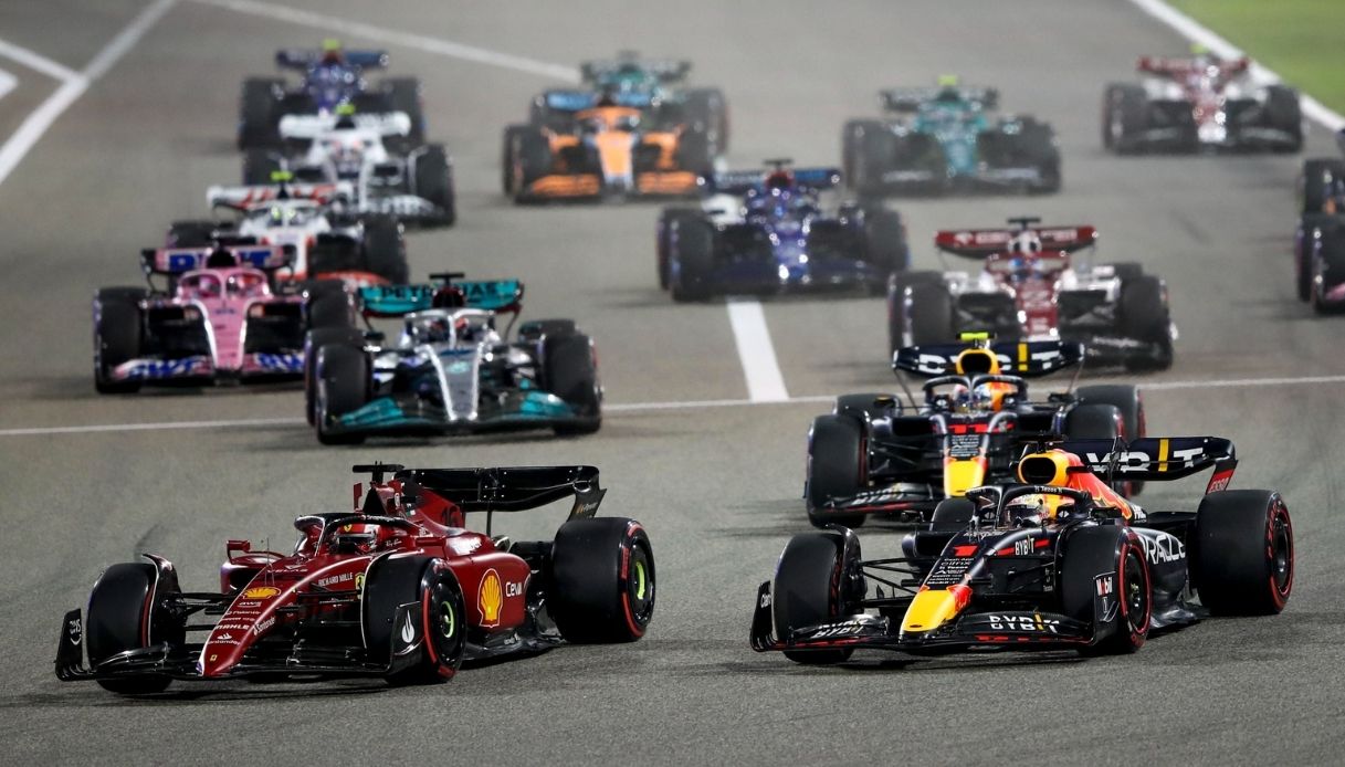 F1, doppietta Ferrari al GP del Bahrain: Leclerc trionfa davanti a Sainz. Non succedeva da 12 anni