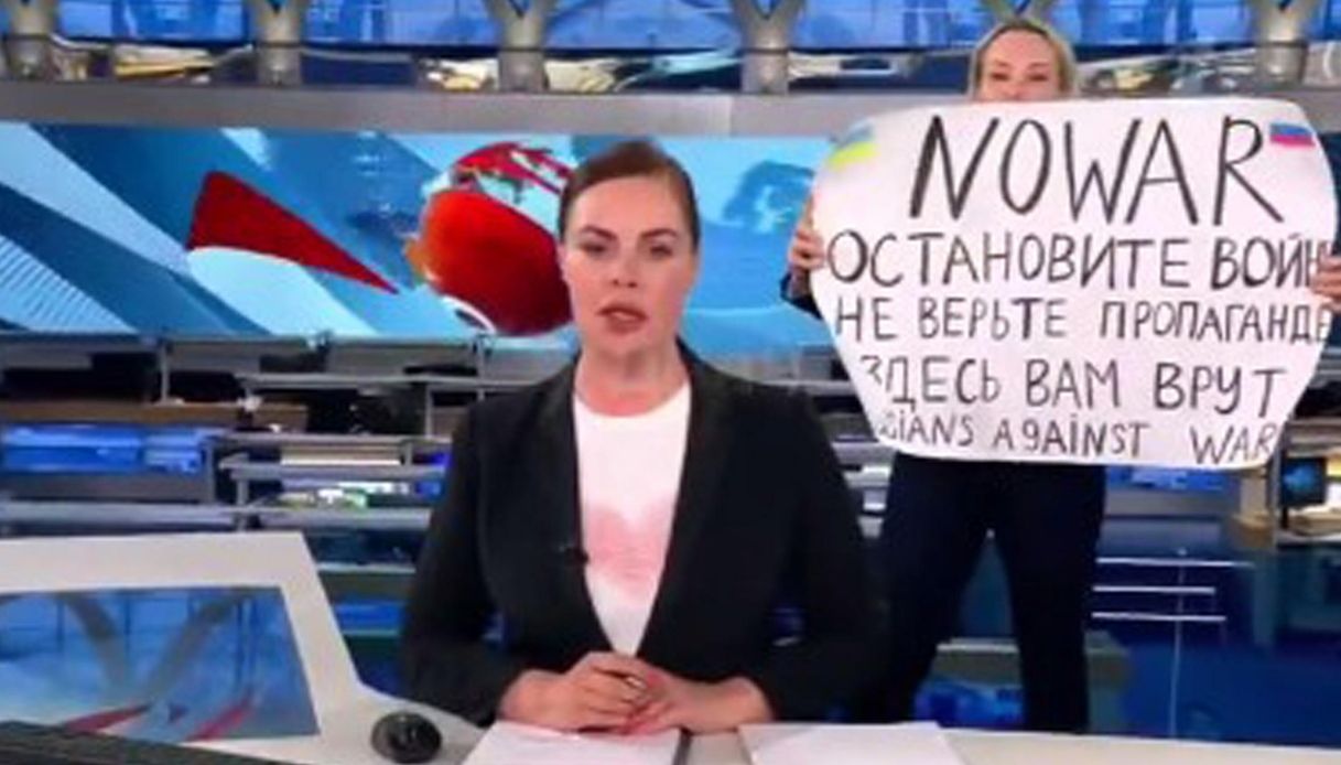 Chi è Marina Ovsyannikova, la giornalista che ha sfidato Putin: sarà ospite a Che Tempo Che Fa