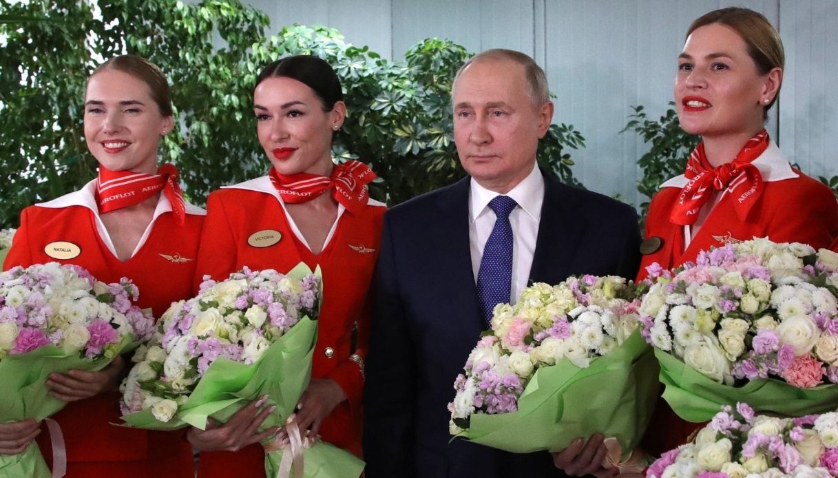 Putin al tavolo ovale con le hostess, drastico cambio di stile: incontro surreale in mezzo a venti donne