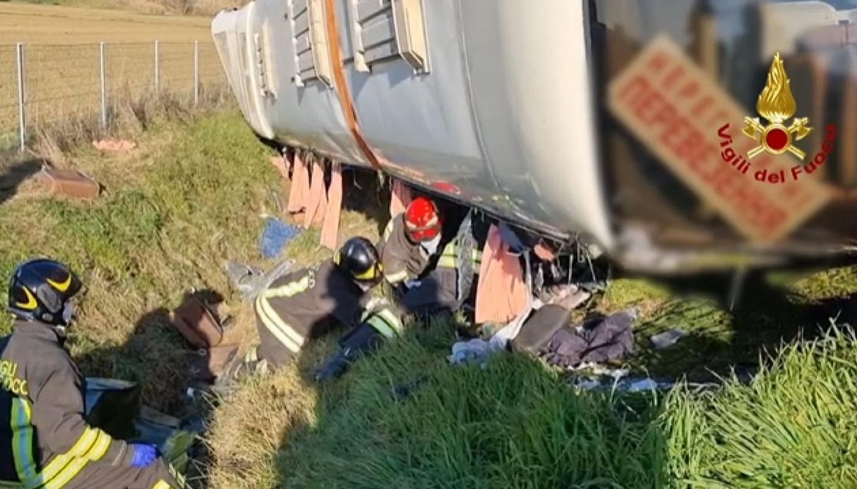 Pullman con cittadini ucraini si ribalta sulla A14, il bilancio dell'incidente