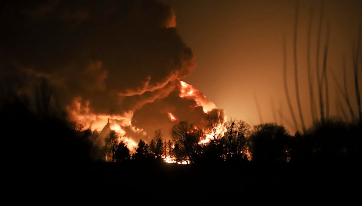 Guerra Ucraina, Kiev sotto assedio: esplosioni tutta la notte, fila di mezzi militari russi verso la capitale