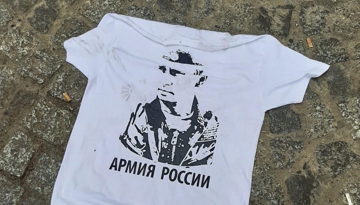 La maglietta di Putin mostrata dal sindaco polacco.