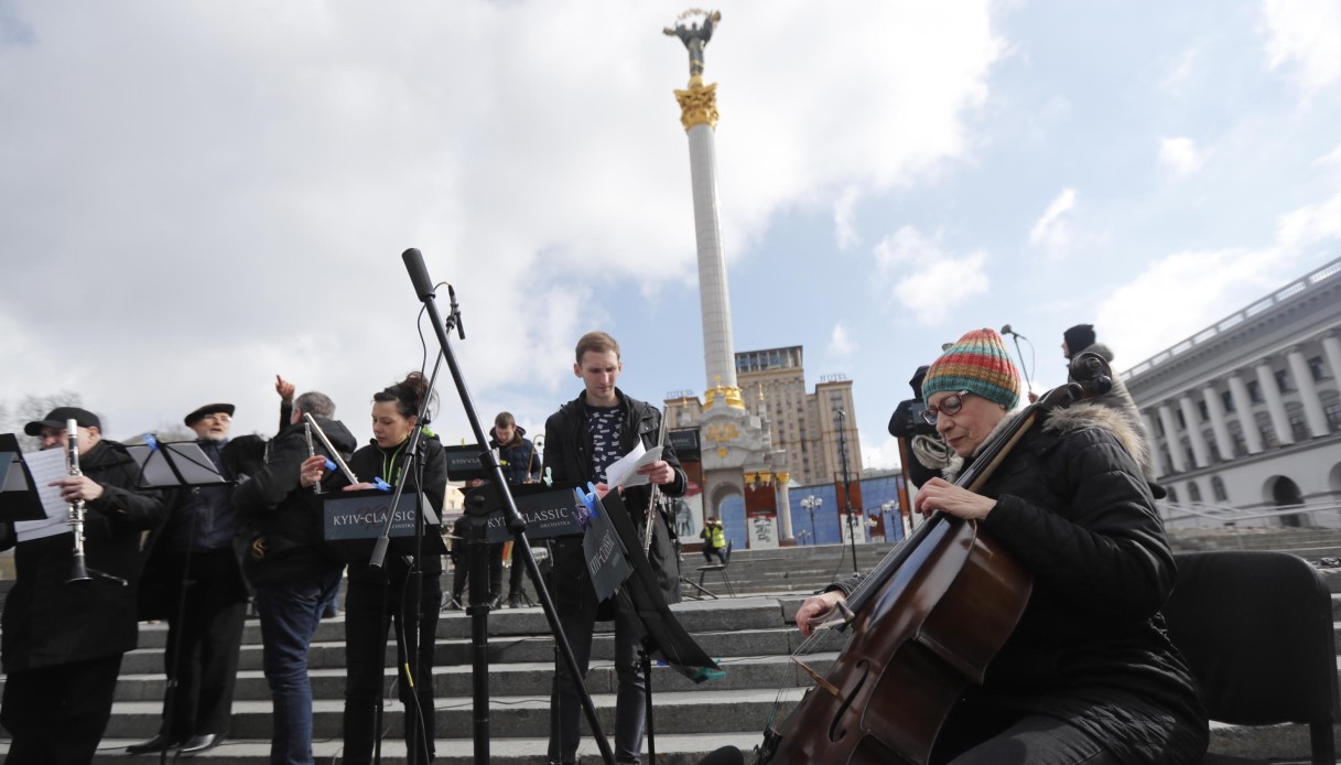 L'orchestra classica di Kiev suona l'Inno alla Gioia in piazza Maidan: un concerto per chiedere la pace