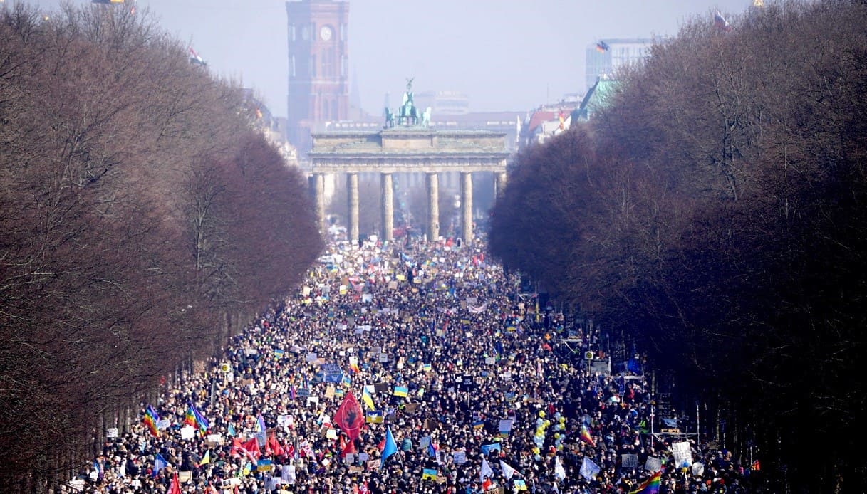 La manifestazione per la pace a Berlino ha coinvolto 500mila persone.