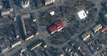 Strage teatro Mariupol, dall'alto era visibile la scritta "bambini": la rivelazione da un'immagine satellitare