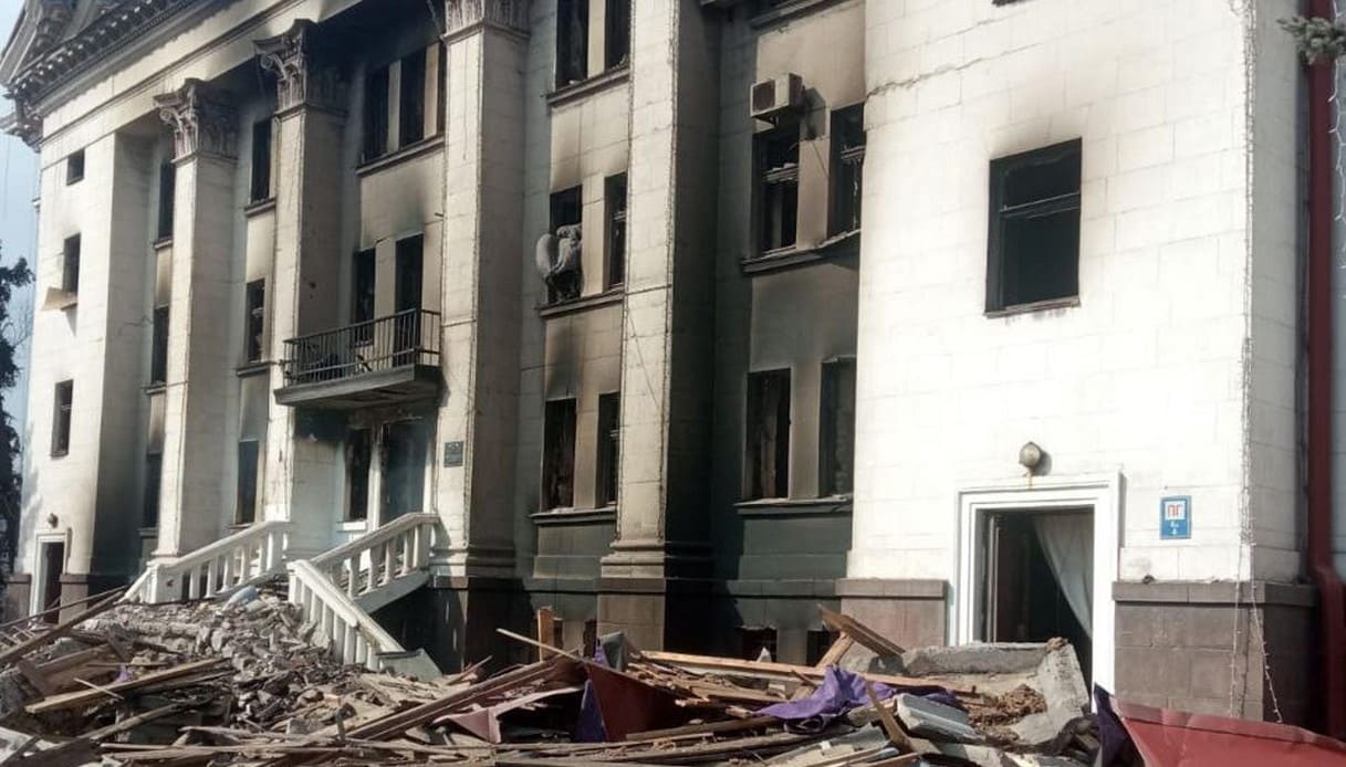 Il teatro di Mariupol, distrutto dai bombardamenti russi