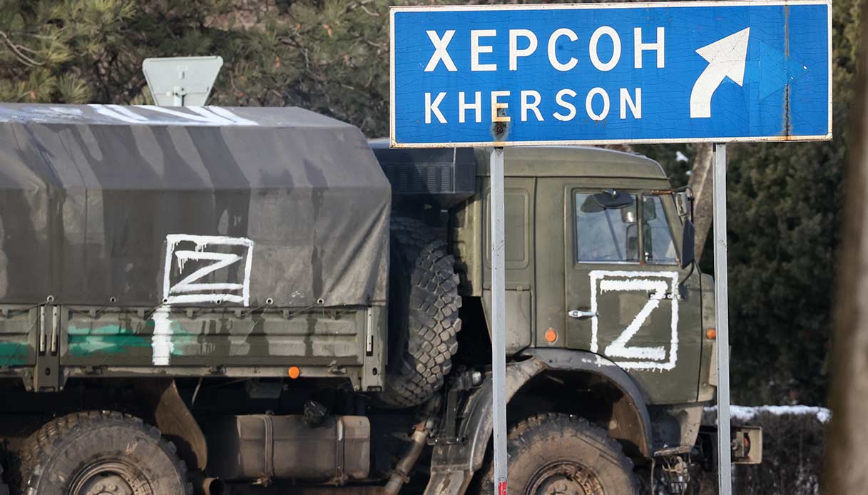 Mezzi militari russi con la lettera Z a Kherson