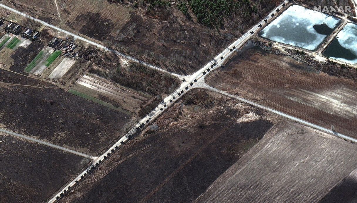 Guerra in Ucraina, colonna di 60 km di mezzi russi verso Kiev: le immagini del convoglio dai satelliti